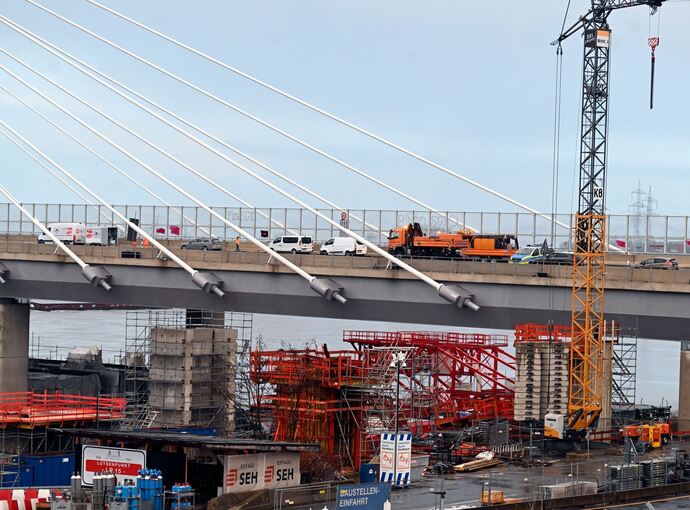 Leverkusener Rheinbrücke wegen herabfallender Eisstücke gesperrt Leverkusener Rheinbrücke wegen herabfallender Eisstücke gesperrt