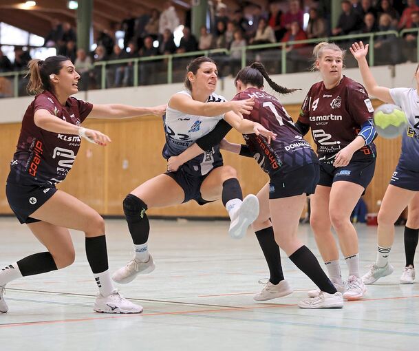 Katja Kerner (2. von links) und der TSV Bönnigheim überrollen in der zweiten Hälfte die Gäste der HSG.