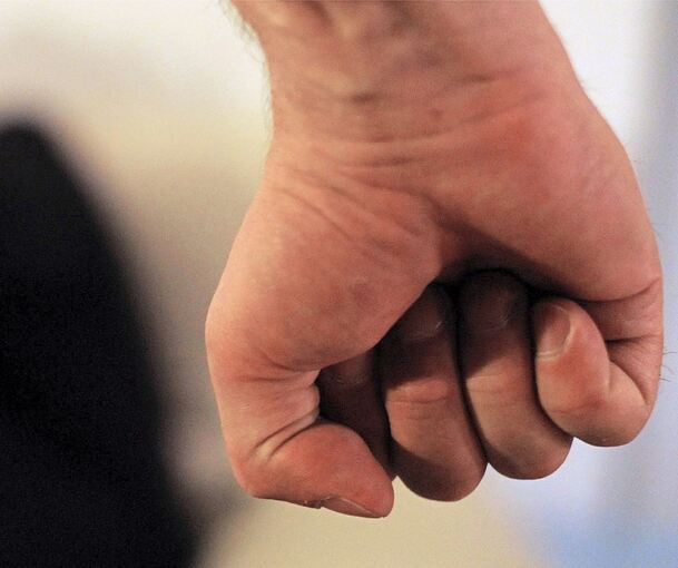 Ein unbekannter Jogge einem 68-Jährigen einen Schlag ins Gesicht verpasst.