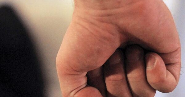 Ein unbekannter Jogge einem 68-Jährigen einen Schlag ins Gesicht verpasst.