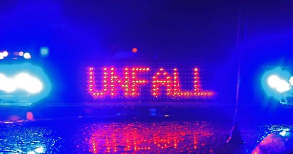 Doe Polizei sucht nach einem Unfall bei Pleidelsheim nach Zeugen.