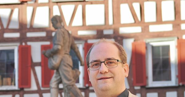 Paul Wien in der Altstadt von Großbottwar: Der 35-Jährige sitzt hier im Gemeinderat.