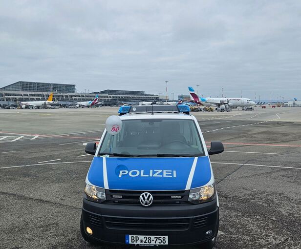 Polizei fängt Luftballon am Flughafen ab Polizei fängt Luftballon am Flughafen ab