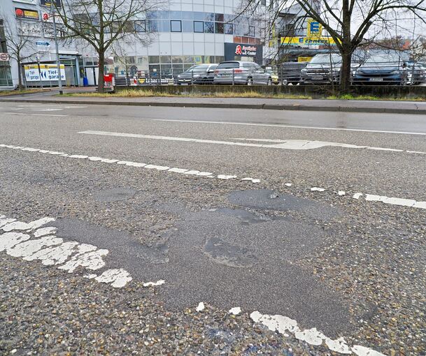 Auf der Matthesstraße, Ecke Riedstraße, in Besigheim hat der Frostwinter Spuren hinterlassen.