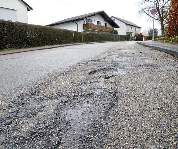 Im Hartweg im Ingersheimer Feld sind tiefe Löcher zu sehen.