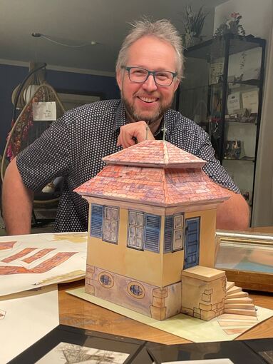 Auch wir sind jetzt gefordert“: David Zechmeister, Vorsitzender des Dichterhäusle-Vereins, hat bereits ein Modell gebastelt. Nächstes Jahr soll die Immobilie originalgetreu wieder aufgebaut werden. Fotos: Philipp Schneider