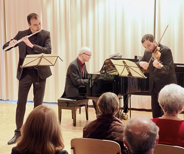 Rhetorisch aufgeladen und vital gestaltet: Kurator Holger Koch an der Violine, im Trio mit Nathanael Carré an der Querflöte und Kolja Lessing am Klavier.