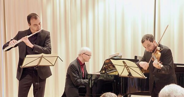 Rhetorisch aufgeladen und vital gestaltet: Kurator Holger Koch an der Violine, im Trio mit Nathanael Carré an der Querflöte und Kolja Lessing am Klavier.