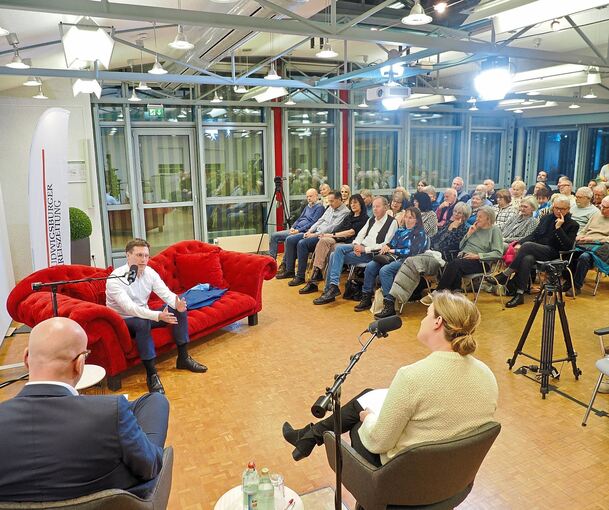 Zum zweiten Mal findet der News Couch-Podcast im Verlagsgebäude vor Live-Publikum statt. Zum zweiten Mal findet der News Couch-Podcast im Verlagsgebäude vor Live-Publikum statt.