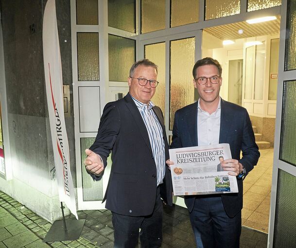 LKZ-Verleger Gerhard Ulmer (links) empfängt Manuel Hagel am Verlagsgebäude. LKZ-Verleger Gerhard Ulmer (links) empfängt Manuel Hagel am Verlagsgebäude.