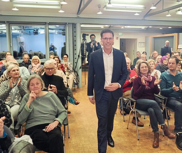 Manuel Hagel trifft zum Gespräch auf der News Couch ein. Manuel Hagel trifft zum Gespräch auf der News Couch ein.