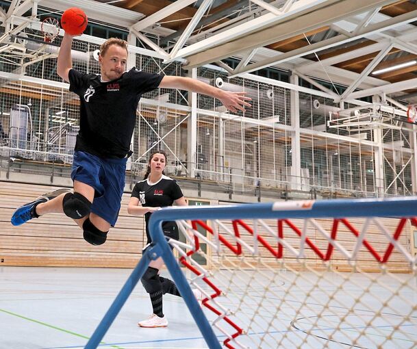Marlen Anstett (rechts) bringt sich im Training des TuS Stuttgart in Position.