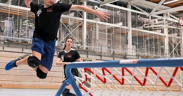 Marlen Anstett (rechts) bringt sich im Training des TuS Stuttgart in Position.