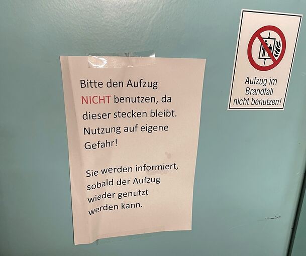 Mit diesem Hinweis wird vor der Nutzung des Aufzugs gewarnt. Ein hochbetagtes Ehepaar sitzt derweil in seiner Wohnung fest.