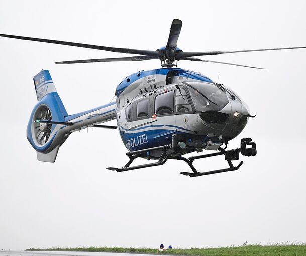Ein Polizeihubschrauber im Landeanflug.