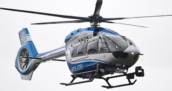 Ein Polizeihubschrauber im Landeanflug.
