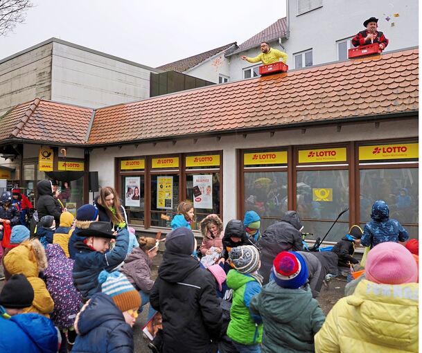 Faschingsgruß in Steinheim: Bürgermeister Thomas Winterhalter und Dany Arnold vom Fasnetsverein ließen Bonbons regnen.