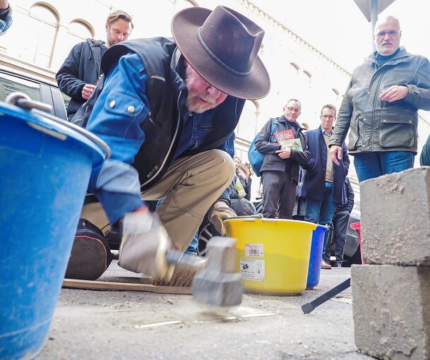 Gunter Demnig wird am Wochenende wieder in Ludwigsburg zu Gast sein. Gunter Demnig wird am Wochenende wieder in Ludwigsburg zu Gast sein.