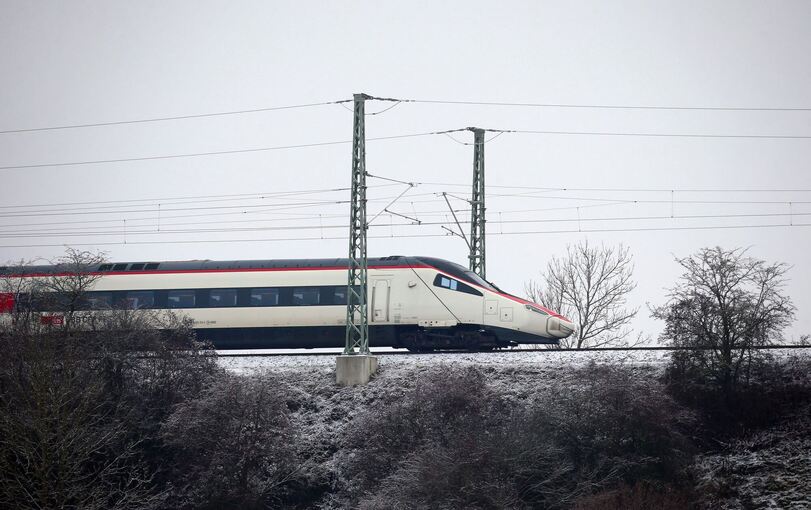 Bahn fährt unter Strom durchs Allgäu
