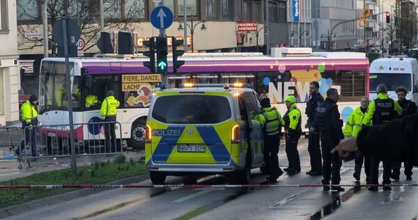 Frau gerät unter Bus bei Karnevalszug
