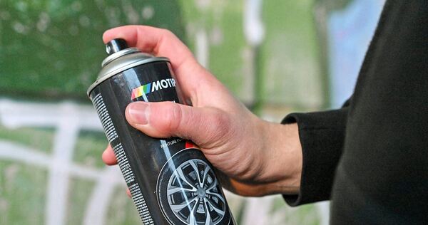 Mehrere Schriftzüge und ein Pentagramm wurden auf die Markgröninger Sporthalle und Mensa gesprüht.