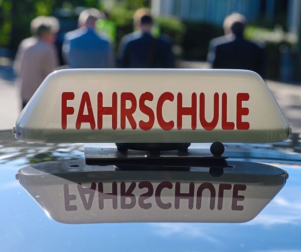 Ein Fahrschul-Schild auf einem Autodach.