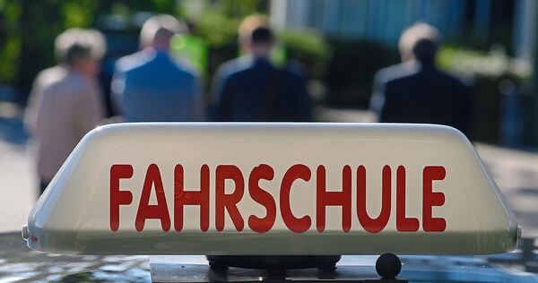 Ein Fahrschul-Schild auf einem Autodach.