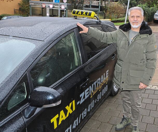 Mehran Saghdoshpey in Ludwigsburg mit seinem Wagen vor der Taxizentrale.