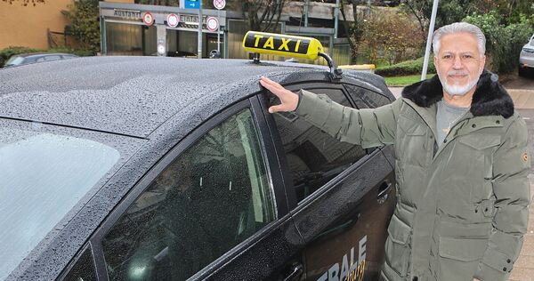 Mehran Saghdoshpey in Ludwigsburg mit seinem Wagen vor der Taxizentrale. Mehran Saghdoshpey in Ludwigsburg mit seinem Wagen vor der Taxizentrale.