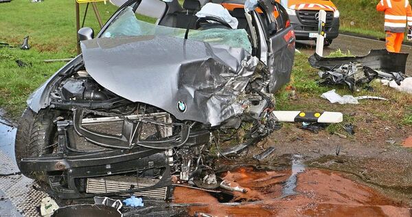Ende Juli 2025 ereignet sich auf der B10 bei Schwieberdingen ein schwerer Verkehrsunfall mit insgesamt vier beteiligten Pkw. Ein Überholmanöver soll Auslöser gewesen sein.