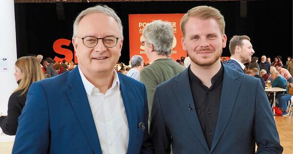 Andreas Stoch (links) und Tim Klüssendorf sind für den politischen Aschermittwoch der SPD in Ludwigsburg.