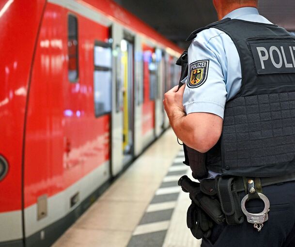 Die Bundespolizei ermittelt nach dem Vorfall in der S-Bahn wegen des Verdachts der Körperverletzung.