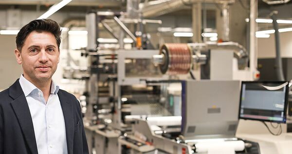 Geschäftsführer Simon Reuter neben einer automatisierten, sogenannten Flexodruckmaschine. Robos-Labels nutzt unterschiedliche Te Geschäftsführer Simon Reuter neben einer automatisierten, sogenannten Flexodruckmaschine. Robos-Labels nutzt unterschiedliche Technologien, von analog bis digital - je nach gewünschter Auflösung oder Beständigkeit.