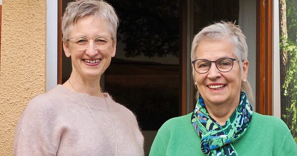 Christine Burkhardt (links) von der kirchlichen Sozialstation in Sachsenheim und Anita Ereth vom Hospizdienst Neckar-Stromberg f Christine Burkhardt (links) von der kirchlichen Sozialstation in Sachsenheim und Anita Ereth vom Hospizdienst Neckar-Stromberg freuen sich über weitere ehrenamtliche Sterbebegleiter.