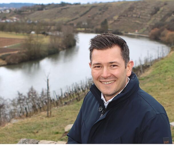 CDU-Generalsekretär Tobias Vogt auf der Kirchheimer Weinterrasse über dem Neckar: „Das ist für mich Heimat.“