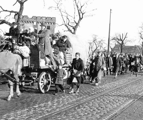 Zu Fuß oder mit Pferdekarren flüchten Menschen aus den östlichen Gebieten des besiegten Dritten Reiches gegen Ende des Zweiten Weltkrieges 1945 und in den Folgemonaten in Richtung Westen.