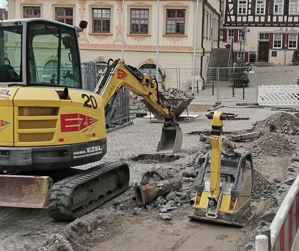 Marktplatzsanierung in Vaihingen. Es sollen unter anderem zwei Bäume gepflanzt werden. An der Nordseite sind großformatige Sonnenschirme vorgesehen.