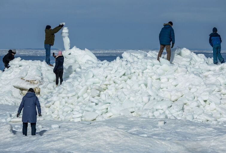 Eisberge türmen sich an der Ostseeküste Eisberge türmen sich an der Ostseeküste