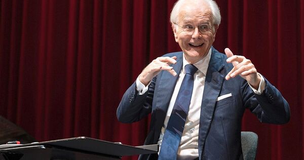 Gepflegter humoristischer Etikettenschwindel: der Entertainer, Humorist und Schauspieler Harald Schmidt. Gepflegter humoristischer Etikettenschwindel: der Entertainer, Humorist und Schauspieler Harald Schmidt.