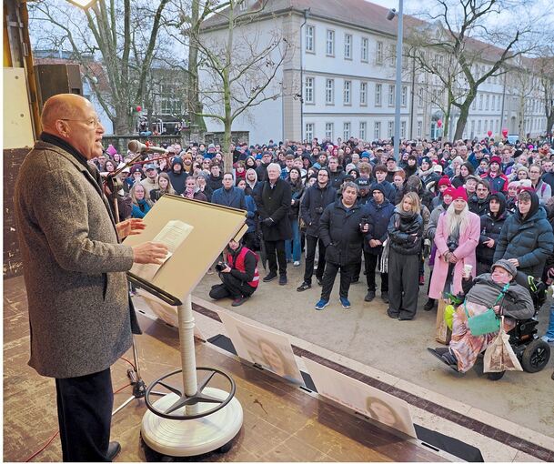 Viele Menschen sind gekommen, um Gregor Gysi auf dem Arsenalplatz zu hören.