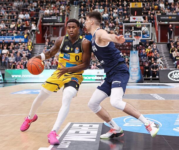 Physisches Spiel: Ludwigsburgs Babacar Sane (links) setzt gegen Jure Planinic seinen Körper ein.