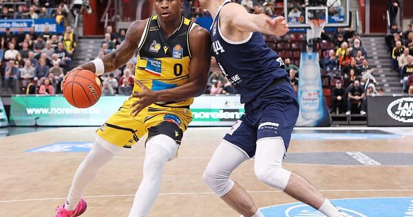 Physisches Spiel: Ludwigsburgs Babacar Sane (links) setzt gegen Jure Planinic seinen Körper ein. Physisches Spiel: Ludwigsburgs Babacar Sane (links) setzt gegen Jure Planinic seinen Körper ein.