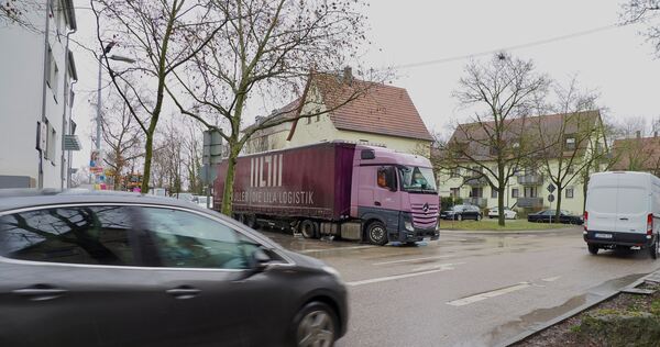 Die Benninger Straße in Freiberg. Hier biegt der Verkehr links in Richtung Pleidelsheim ab. Ein nächtliches Fahrverbot für den Schwerlastverkehr wird es an der Stelle nicht geben.