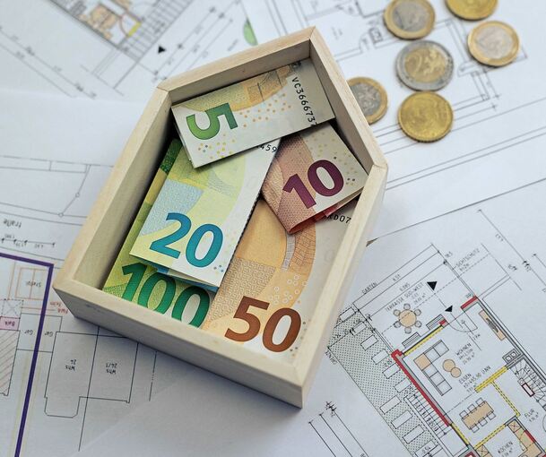 136.700 Einfamilienhäuser oder Eigentumswohnungen im Landkreis werden von den Eigentümern selbst bewohnt. Das entspricht einer s 136.700 Einfamilienhäuser oder Eigentumswohnungen im Landkreis werden von den Eigentümern selbst bewohnt. Das entspricht einer sogenannten Wohneigentumsquote von mehr als 54 Prozent.