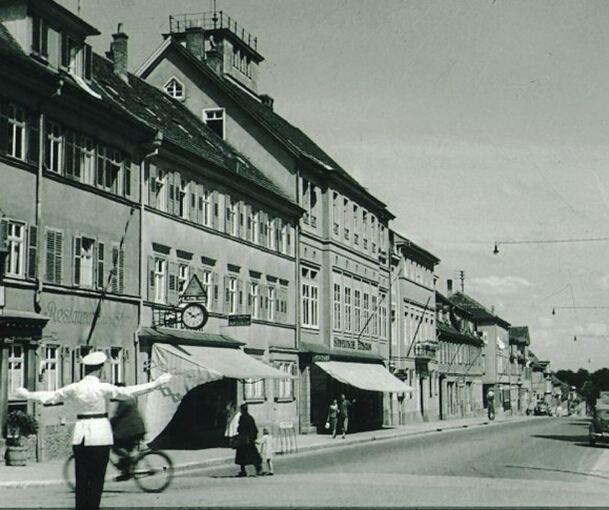 Blick von der Sternkreuzung in die Schlossstraße (etwa 1934). Ein Polizist regelt damals den Verkehr.