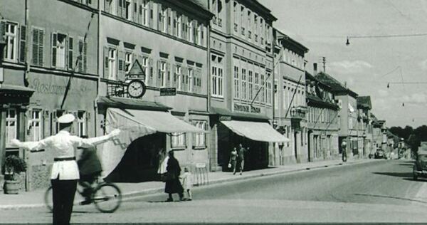 Blick von der Sternkreuzung in die Schlossstraße (etwa 1934). Ein Polizist regelt damals den Verkehr.