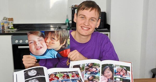 Marian Grau mit Bildern seines Bruders Marlon.