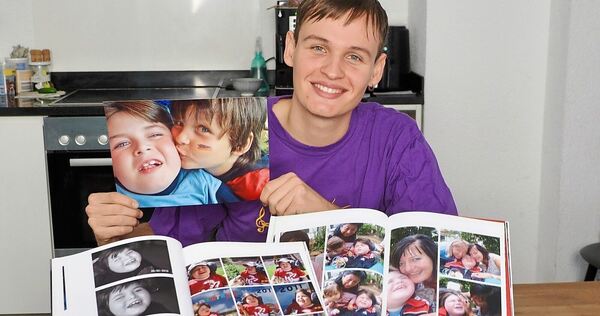 Marian Grau mit Bildern seines Bruders Marlon.