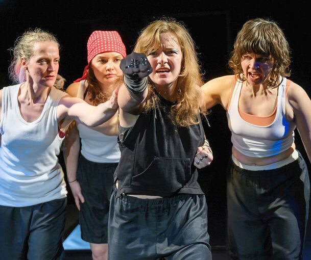 Kollektive Wucht: Vier Darstellerinnen verdichten in „Die Wut, die bleibt“ den Zorn zur körperlichen Kampfansage.