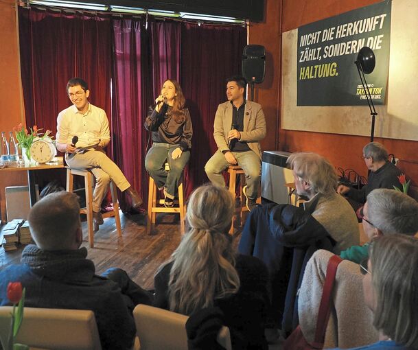 Politische Mittagspause: Tayfun Tok (rechts) und die frühere Grünen-Chefin Ricarda Lang stellen sich im Café Provinz den Fragen der Besucher.